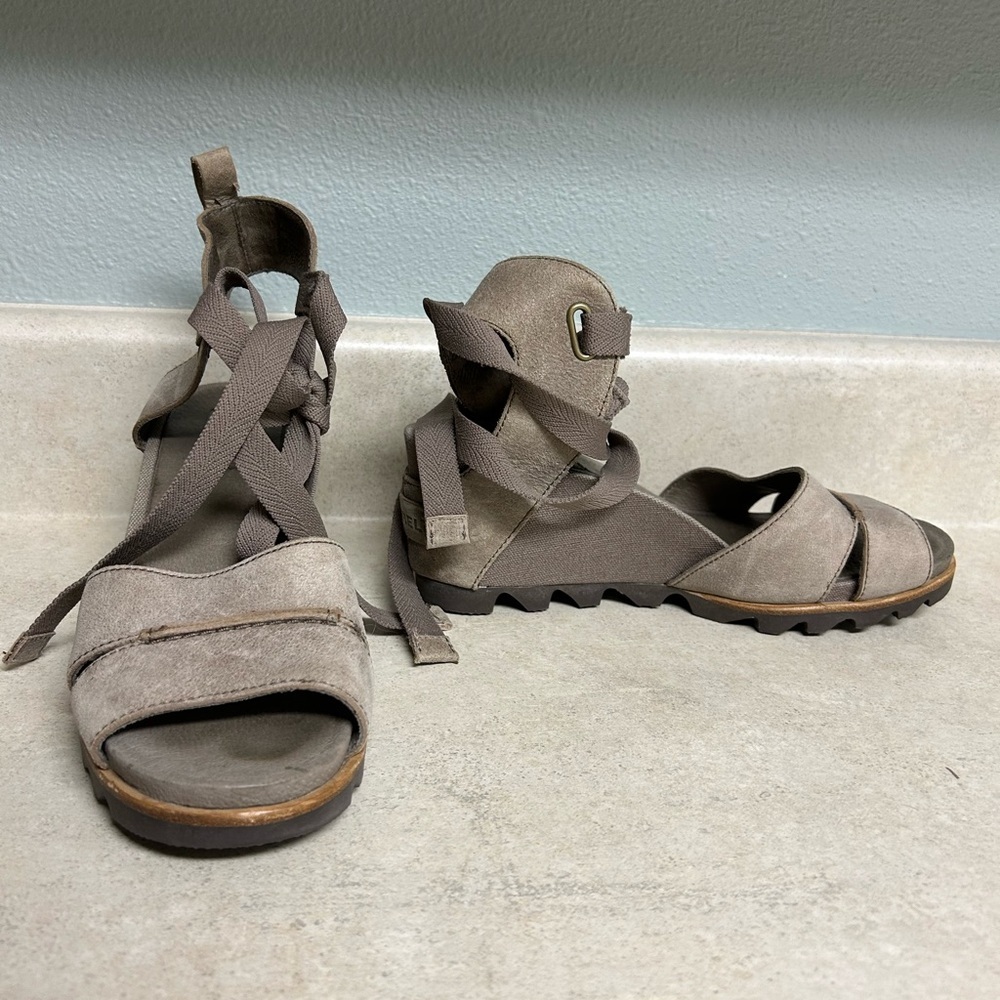 Sorel Tan Sandals with Ankle Strap and Open-Toe Design